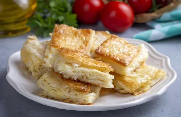 Lezzetli Türk tepsisi pastası, peynirli su boregi. Adana borek.