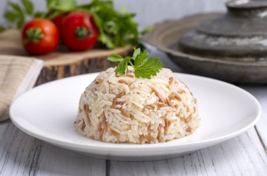 Geleneksel lezzetli Türk yemekleri; Türk usulü pirinç pilavı (Türkçe adı; Arpa sehriyeli pirinc pilavi)