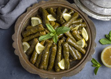 Lezzetli dolma (sarma) doldurulmuş üzüm yaprağı pilav, beyaz yoğurt sosu. Lübnan Dolma Sarması tabakta. Lübnan Türk mutfağı, Yunan ortadoğu mutfağı. (Türkçe adı: Yaprak sarma)