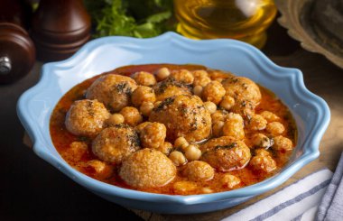 Geleneksel lezzetli Türk yemekleri; Bulgur çorbası (Türkçe adı; Anali Kizli, icli kofte)