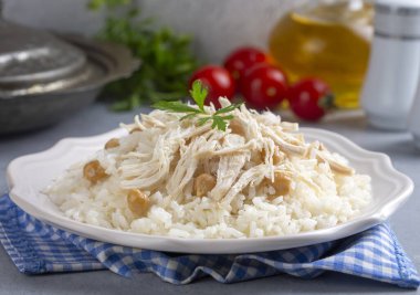 Geleneksel lezzetli Türk yemekleri; Nohutlu pilav ve tavuklu pilav (Türkçe adı: Tavuklu nohutlu pilav))