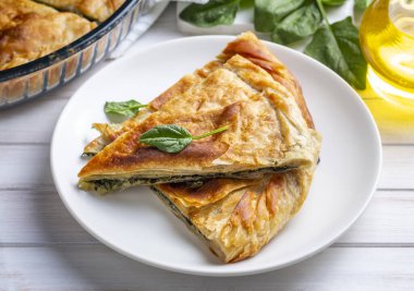 Spanakopita, ıspanaklı ve peynirli Yunan usulü börek. Lezzetli el yapımı turtalar. Türkçe adı; el acmasi borek