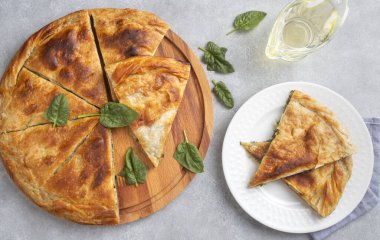 Spanakopita, ıspanaklı ve peynirli Yunan usulü börek. Lezzetli el yapımı turtalar. Türkçe adı; el acmasi borek
