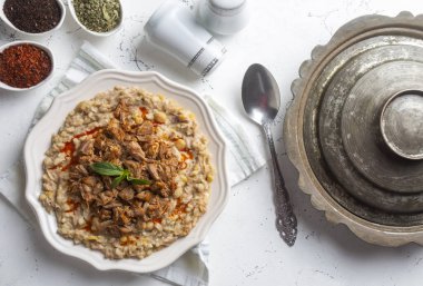 Geleneksel Türk yemekleri, et ve buğdaydan yapılır, lezzetli ramazan yemekleri (Türkçe adı: Keskek;)