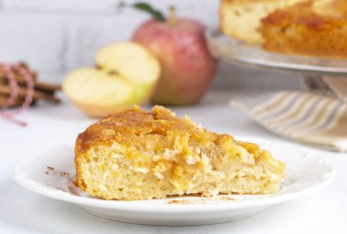 Karamelli elmalı pasta lezzetli bir tatlıdır. Türkçe adı; elmali keki
