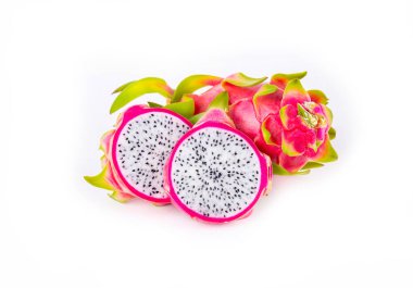 Beyaz arka planda izole ejderha meyvesi, taze pitahaya veya pitaya