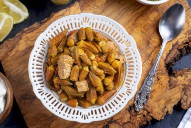 Bamya, geleneksel Türk yemekleri. (Türk mutfağı) Tabakta ev yapımı yiyecek bamyası. Organik Gıda.