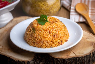 Tabakta domates sosu bulunan geleneksel Türk bulgur pilavı (Türkçe adı; meyhane pilavi))