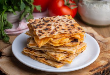 Geleneksel lezzetli Türk yemekleri; Patates Turtası (Türkçe adı; patatesli gozleme - gozleme)