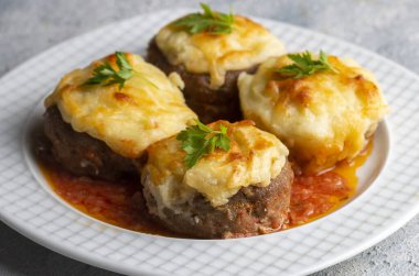 Türk Gıda Hasanpaşa Kofte - Püre ile Kofta - Bechamel Sosu ve Yeşil Bezelye ile Köfte. Geleneksel Yemek.