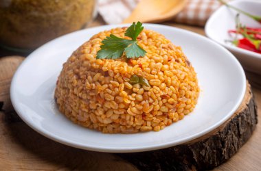 Tabakta domates sosu bulunan geleneksel Türk bulgur pilavı (Türkçe adı; meyhane pilavi))