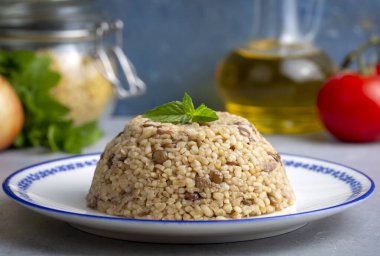 Geleneksel lezzetli Türk yemekleri; yeşil mercimekli bulgur pilavı (Türkçe adı; yeesil mercimekli bulgur pilavi))