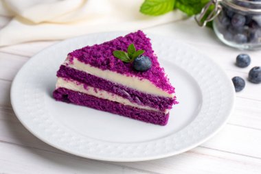 Nefis bir dilim mor kadife pasta.