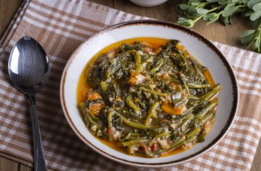 Geleneksel Türk mutfağı purslane yemeği (Türkçe adı; semizotu yemegi)