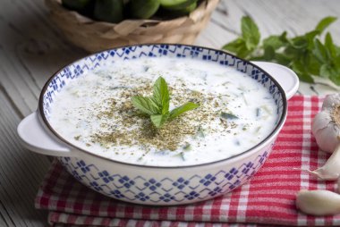 Geleneksel lezzetli aperatif; tzatziki (Türkçe adı; kakik)