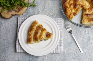 Türk Tepsi Boregi, Yuvarlak Borek, Tepsi hamur işi (Türkçe adı; rulo borek - ispanakli borek)