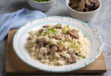 Mantarlı pirinç pilavı, Türkçe adı; Mantarlı pirinc pilavi.