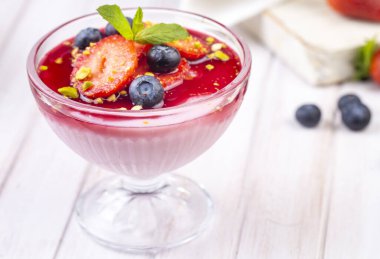 Yabanmersinli çilekli kremalı tatlı, çilekli puding.