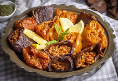 Dolma olarak bilinen pirinç, domates ve zeytinyağıyla doldurulmuş kurutulmuş patlıcan dolması. (Türkçe adı; kuru biber dolmasi, kuru patlican dolmasi)