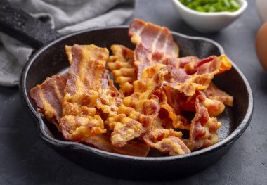 Tabakta servis edilen lezzetli domuz pastırması..