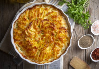 Patates graten (kremalı ve peynirli fırında patates) biberiye ve çatallı (Türk adı Kremali patatesi;)