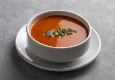 Lezzetli görünen domates çorbası. Türkçe adı: Domates corbasi