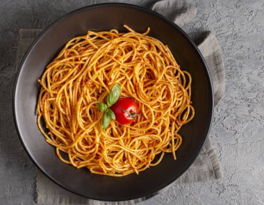 Lezzetli iştah açıcı klasik İtalyan spagettisi domates soslu makarna, peynirli parmesan peynirli fesleğen ve beyaz mermer masada makarna pişirmek için malzemeler..