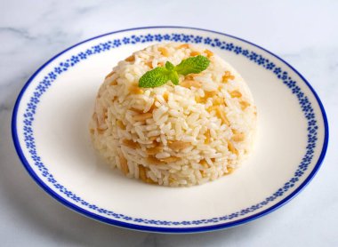 Geleneksel lezzetli Türk yemekleri; Türk usulü pirinç pilavı (Türkçe adı; Arpa sehriyeli pirinc pilavi)