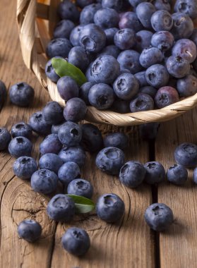 Yaban mersini sepeti ahşap tablo
