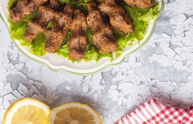 Geleneksel lezzetli Türk yemekleri; Türkçe adı; Cig kofte (Türkçe çiğ köfte) marullu