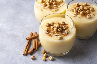 Boza veya Bosa, geleneksel Türk içkisi ve kızarmış nohut.