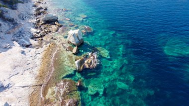 Fotoğraf: İzmir 'in Foca ilçesinde kayalık alan. Türkçe adı: Yelken Kaya veya Yelkenkaya