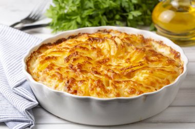 Patates graten (kremalı ve peynirli fırında patates) biberiye ve çatallı (Türk adı Kremali patatesi;)