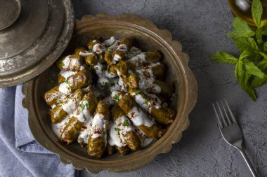 Lezzetli dolma (sarma) doldurulmuş üzüm yaprağı pilav, beyaz yoğurt sosu. Lübnan Dolma Sarması tabakta. Lübnan Türk mutfağı, Yunan ortadoğu mutfağı. (Türkçe adı: Yaprak sarma)