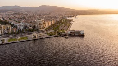 Karsiyaka - İzmir - Türkiye, 20 Eylül 2021, Karsiyaka feribot iskelesi ve insansız hava aracı ile yapılan heykel atışları