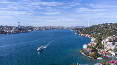İstanbul - Türkiye, 8 Eylül 2021, Rumeli Kalesi (Rumeli Hisari) ve Boğaz Köprüsü (Bogaz koprusu) İHA görüntüsü)