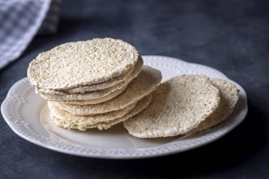 Geleneksel Türk tatlısı; gevrek halva (Türkçe adı; kitir helva)