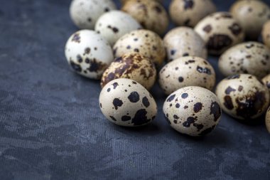 Beyaz arka planda izole edilmiş bıldırcın yumurtaları.