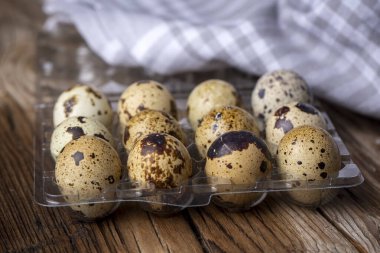 Beyaz arka planda izole edilmiş bıldırcın yumurtaları.