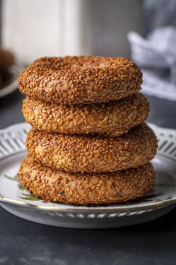 Susamlı Türk simidi. Türkçe adı: Kandil simidi