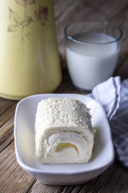 Türk kremalı süt ürünü. Türk kahvaltısı için bir bardak sütlü pıhtılaşmış krema. (Türkçe adı; kayak)