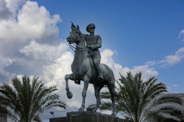 İzmir - Türkiye, 10 Şubat 2021, Cumhuriyet Meydanı Atatürk heykeli manzaralı. Cumhuriyet Meydanı İzmir-Türkiye 'de daha popüler bir turizm merkezi