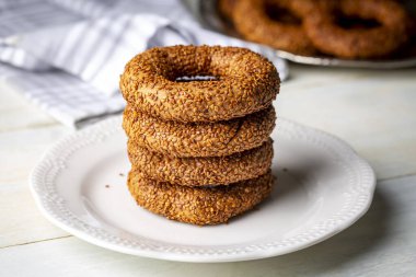 Susamlı Türk simidi. Türkçe adı: Kandil simidi