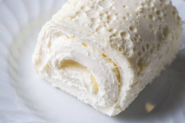 Türk kremalı süt ürünü. Türk kahvaltısı için bir bardak sütlü pıhtılaşmış krema. (Türkçe adı; kayak)