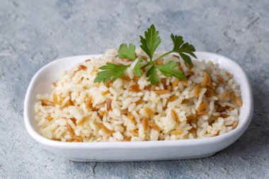 Geleneksel lezzetli Türk yemekleri; Türk usulü pirinç pilavı (Türkçe adı; Arpa sehriyeli pirinc pilavi)