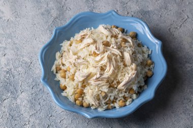 Geleneksel lezzetli Türk yemekleri; Nohutlu pilav ve tavuklu pilav (Türkçe adı: Tavuklu nohutlu pilav))