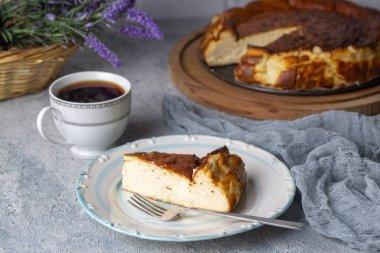 San Sebastian Cheesecake. Fotoğrafı kapat.