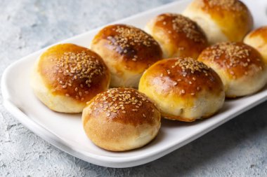 Geleneksel lezzetli el yapımı Türk hamur işi peynirli hamur işi (Türkçe adı: pogaca))