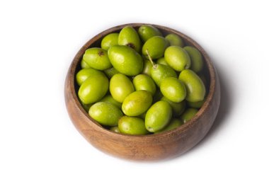 beyaz zemin üzerine taze yeşil zeytin