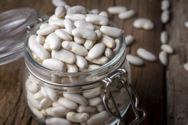 Ahşap arka planda kurutulmuş kayısı fasulyesi.